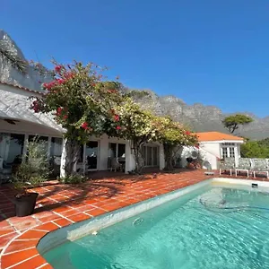 cheerful-3-bedroom-villa-with-pool-and-garden.hotels-capetown.com/